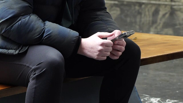 Franța și Marea Britanie limitează accesul copiilor pe rețelele sociale, în timp ce România bate pasul pe loc