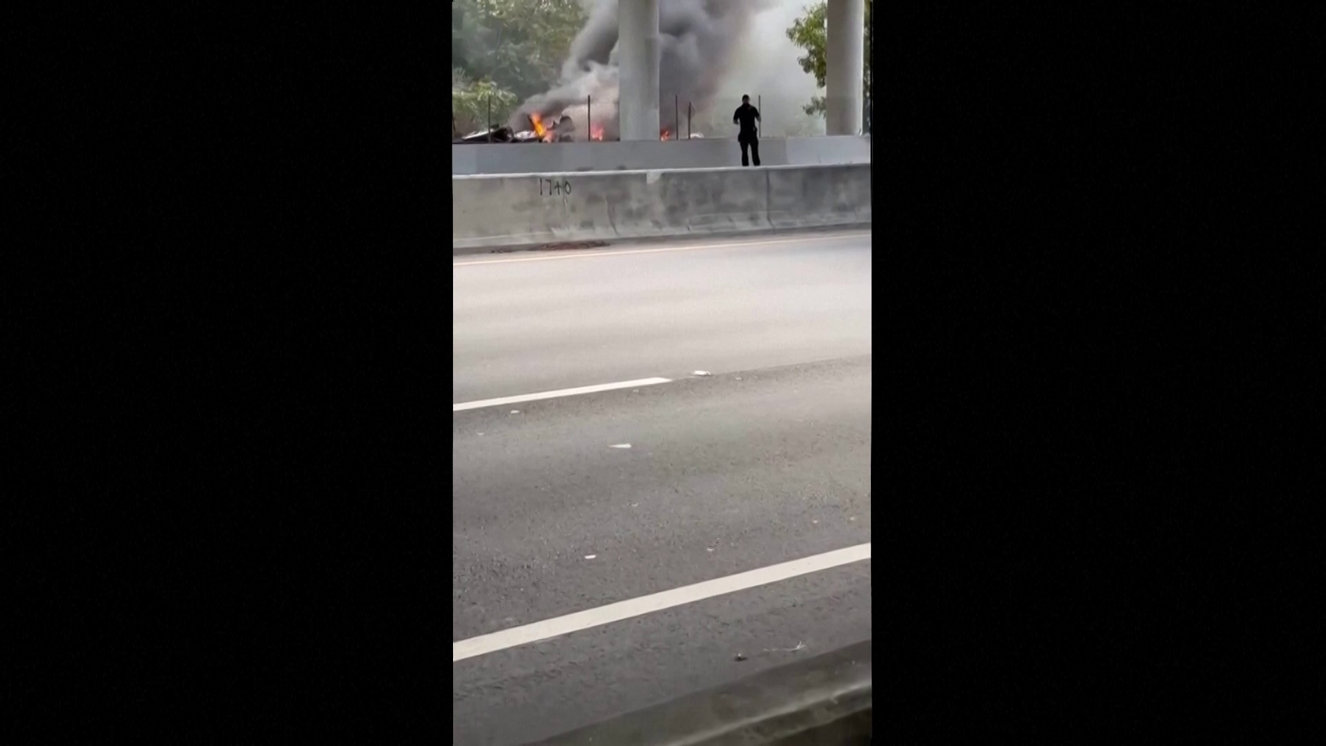 Un avion de mic dimensiuni s-a prăbușit în SUA și a căzut peste o mașină. Trei persoane au murit. VIDEO