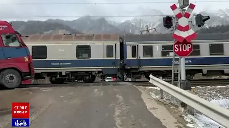 Accident feroviar în Bușteni. Un tren cu peste 400 de pasageri a lovit un camion. Circulația, afectată | FOTO