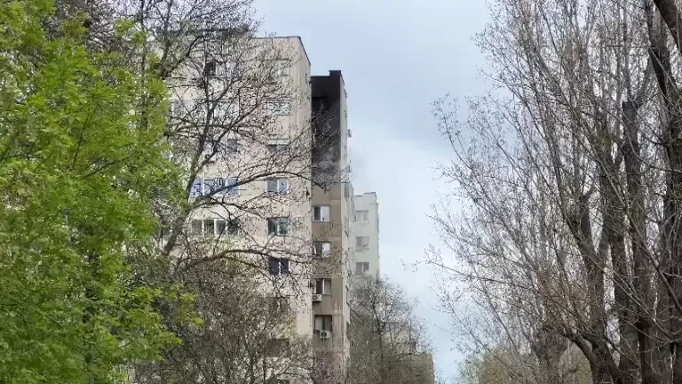 Incendiu de proporții la un apartament din București. Patru persoane vor fi transportate de urgență la spital