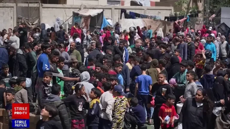 Palestinienii așteaptă ore întregi pentru o porție de orez gratis, în Fâșia Gaza. „Nu există mâncare, nici apă de băut”