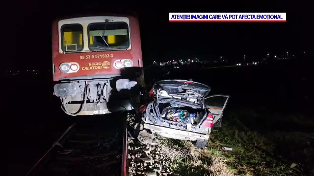 Un șofer de 20 de ani a trecut peste o cale ferată fără să se asigure. Mașina a fost spulberată de tren. Mama lui a murit