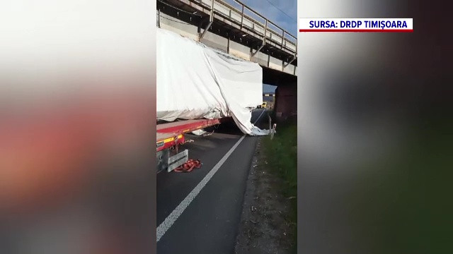 A vrut să treacă cu un camion printr-un pasaj, dar a rămas înțepenit acolo. Ca să poată ieși, șoferul a desumflat roțile