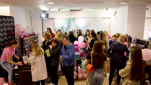 S-a deschis târgul „Half is Free” în București. Zeci de designeri români își vând creațiile la jumătate din preț