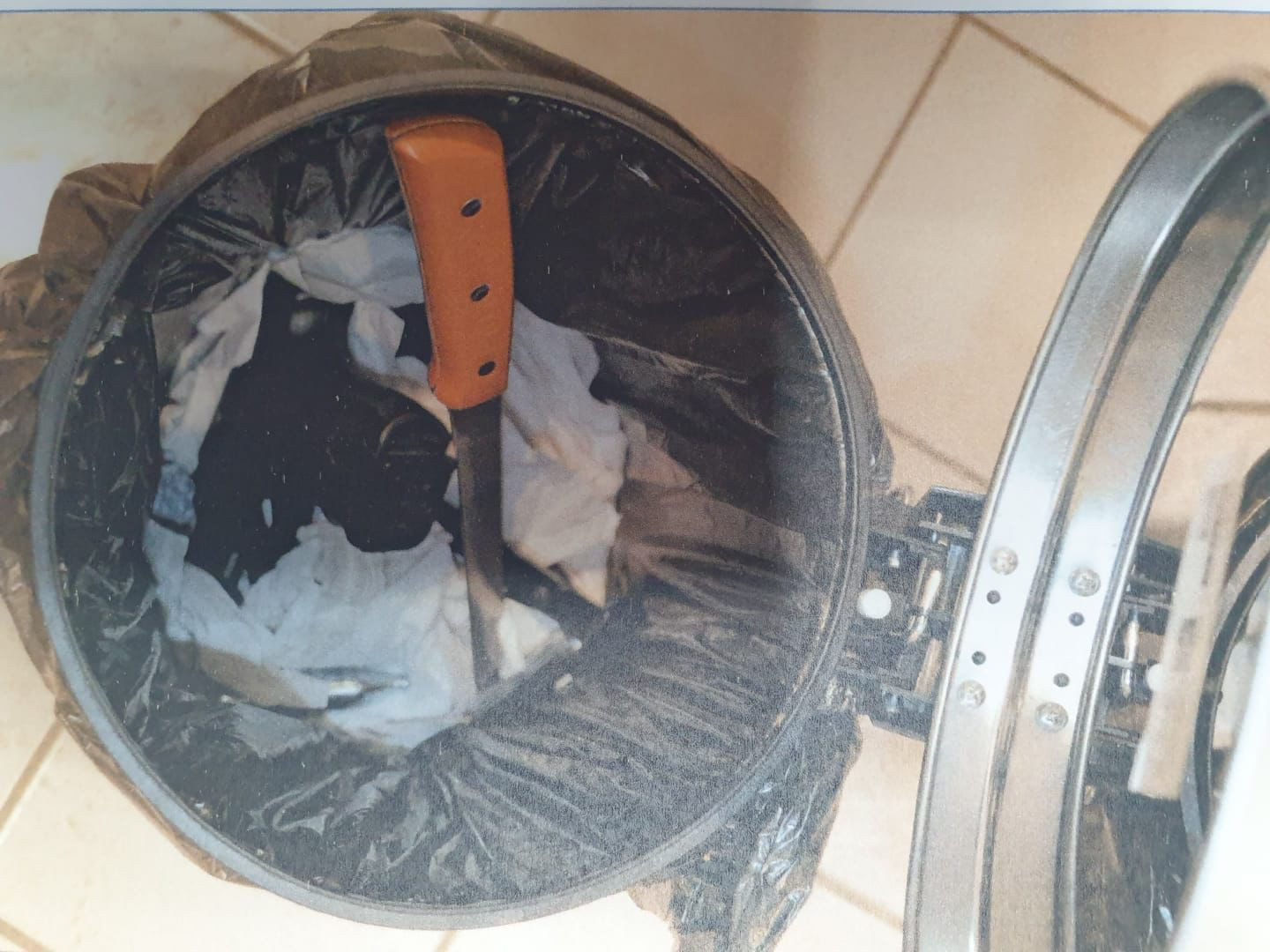 Surse: 12 tineri din Ilfov au fost prinși cu cocktailuri Molotov, pistoale airsoft și alte arme la un mall din București