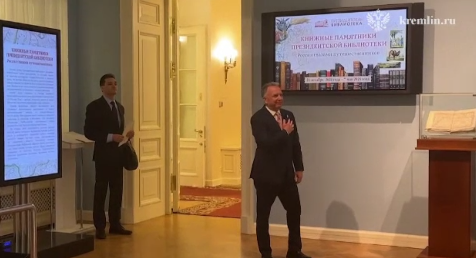 Gestul controversat făcut de trimisul american în Rusia chiar înainte să dea mâna cu președintele rus Vladimir Putin