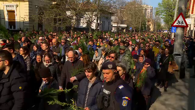 Mii de români au participat la procesiunile de Florii: ”Așteptăm sărbătorile care vin, o minunăție!”. ”Ne rugăm pentru pace”