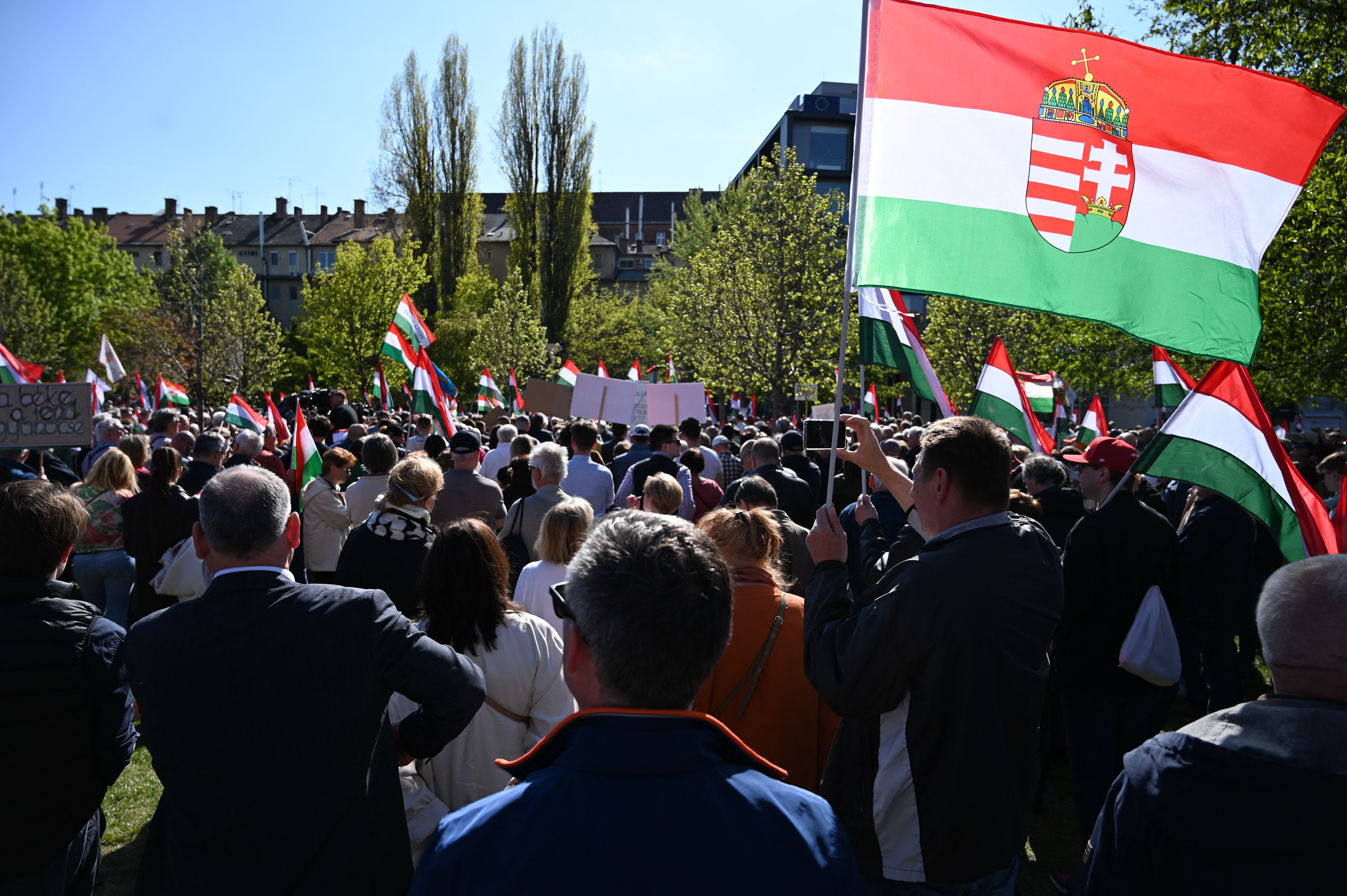 Protestatarii maghiari ironizează măsurile anti-LGBT ale lui Viktor Orban. „Să fim toţi la fel”