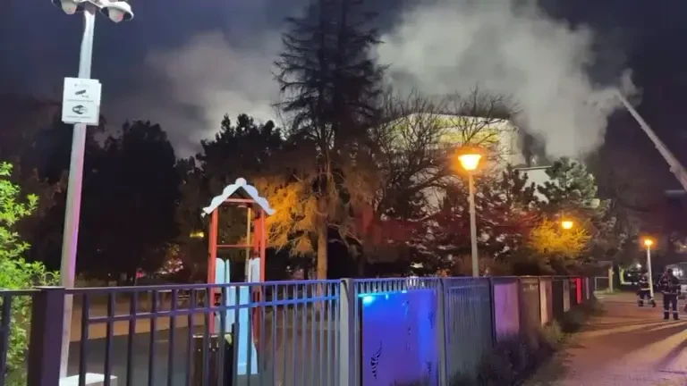 Incendiu puternic la Teatrul ”Masca” din București. Pompierii au intervenit cu 12 autospeciale de stingere și 3 autoscări-2