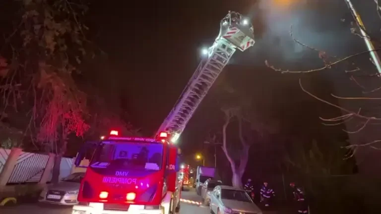 Incendiu puternic la Teatrul ”Masca” din București. Pompierii au intervenit cu 12 autospeciale de stingere și 3 autoscări-1