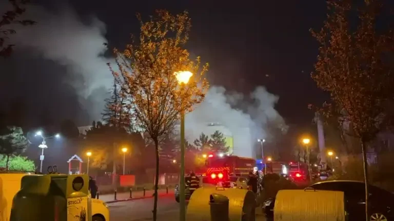 Incendiu puternic la Teatrul ”Masca” din București. Pompierii au intervenit cu 12 autospeciale de stingere și 3 autoscări-3