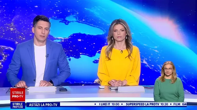 A vrut să treacă cu un camion printr-un pasaj, dar a rămas înțepenit acolo. Ca să poată ieși, șoferul a desumflat roțile