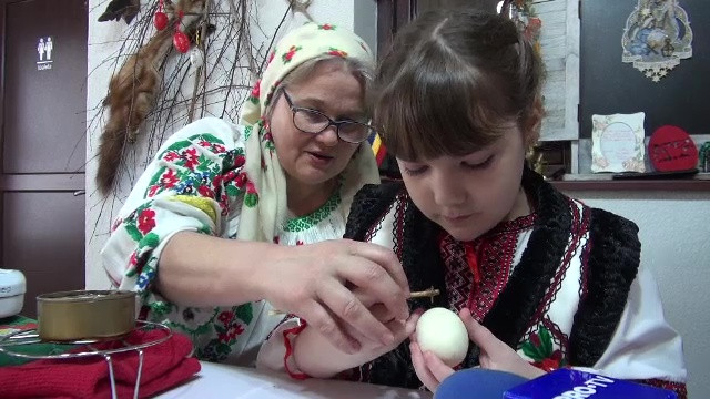 Gospodinele de pe Valea Asăului au îmbrăcat straie populare și au început pregătirile pentru Paște: încodeiatul ouălor