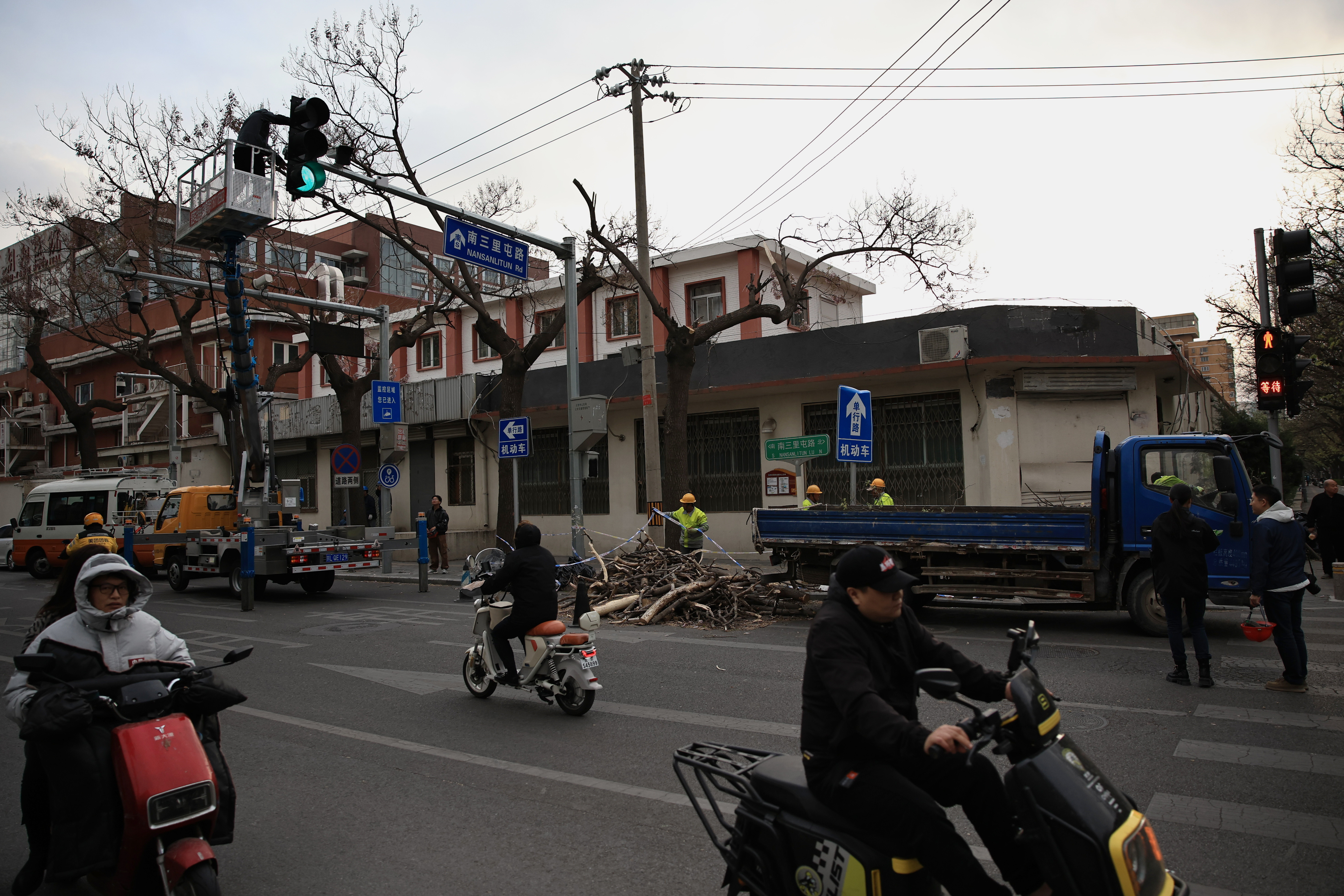 Autoritățile din China le cer oamenilor care au sub 50 de kilograme să stea în case, ca să nu fie luați pe sus de vânt