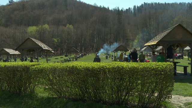 Românii s-au răsfățat la iarbă verde, de Florii. Sărbătoriții zilei au închinat paharele și au dansat