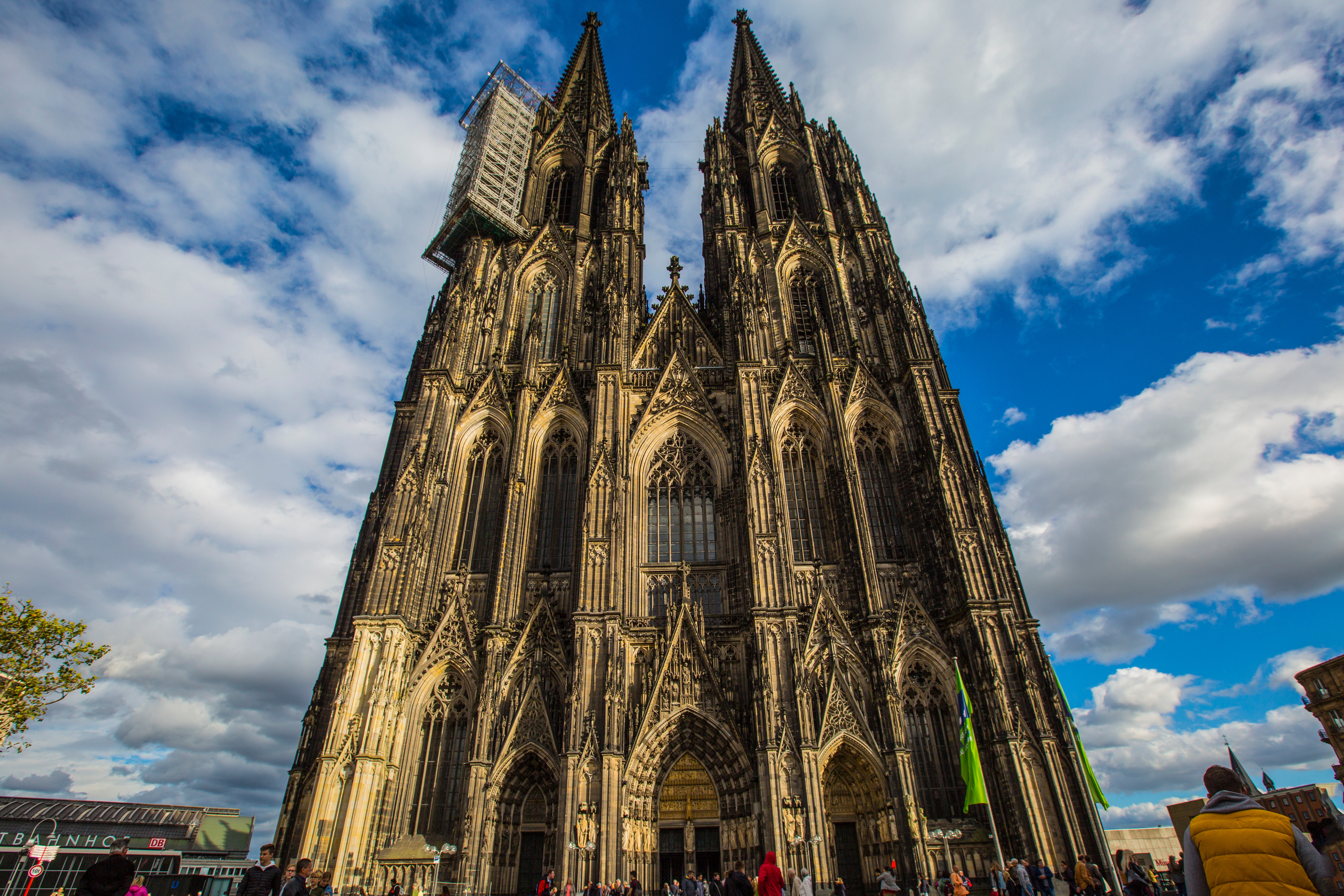 Șase persoane au încercat să escaladeze catedrala din Köln. Ce s-a întâmplat după