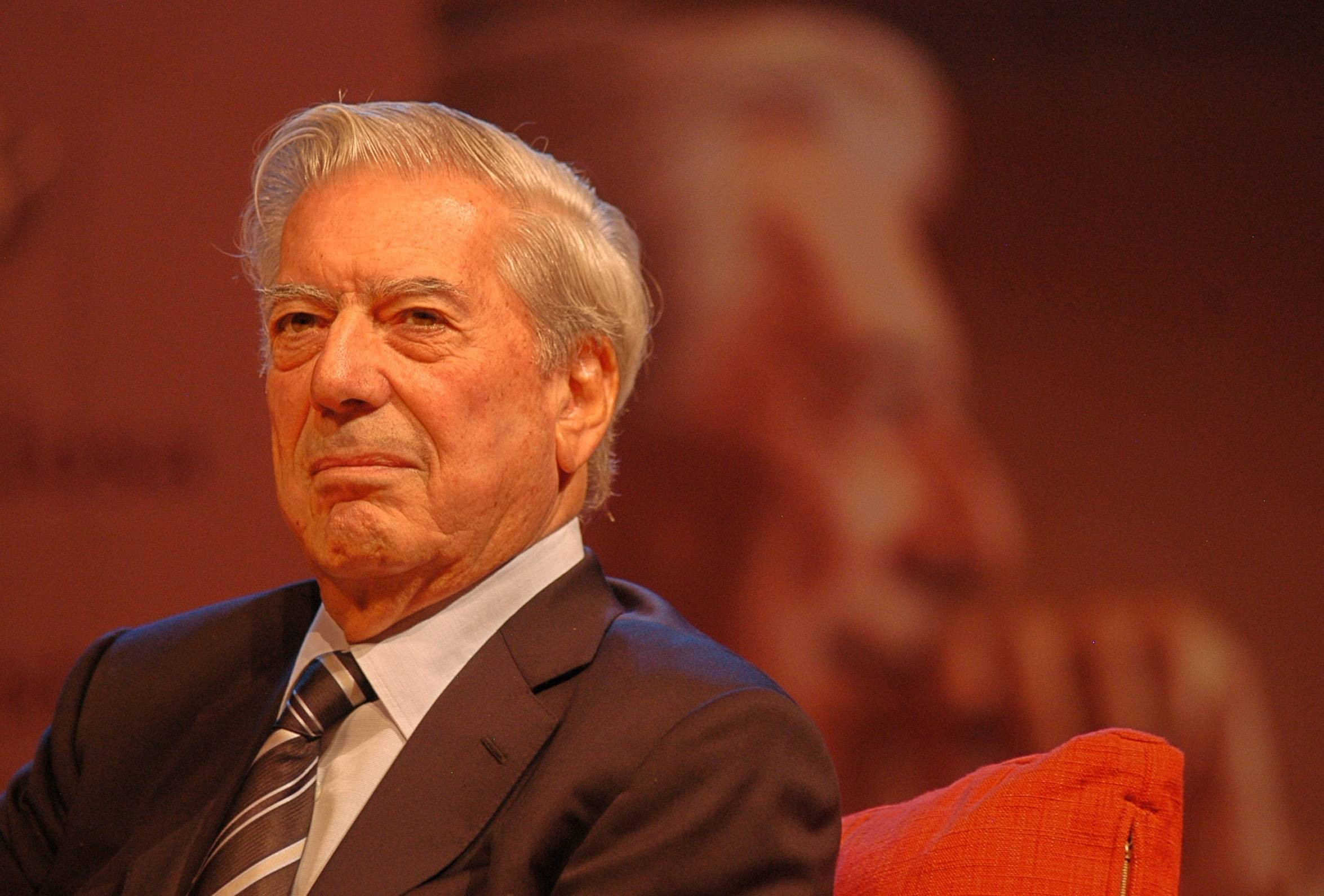 A murit Mario Vargas Llosa, unul dintre marii romancieri ai lumii, laureat cu Premiul Nobel pentru literatură. Avea 89 de ani