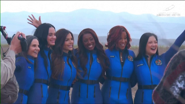 Katy Perry și alte cinci femei au ajuns la limita spațiului cosmic. Ce a făcut artista în capsula Blue Origin