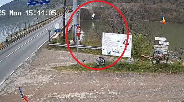 Momentul în care un microbuz a căzut în Dunăre, în Mehedinți. Accidentul, surprins de o cameră de supraveghere | VIDEO