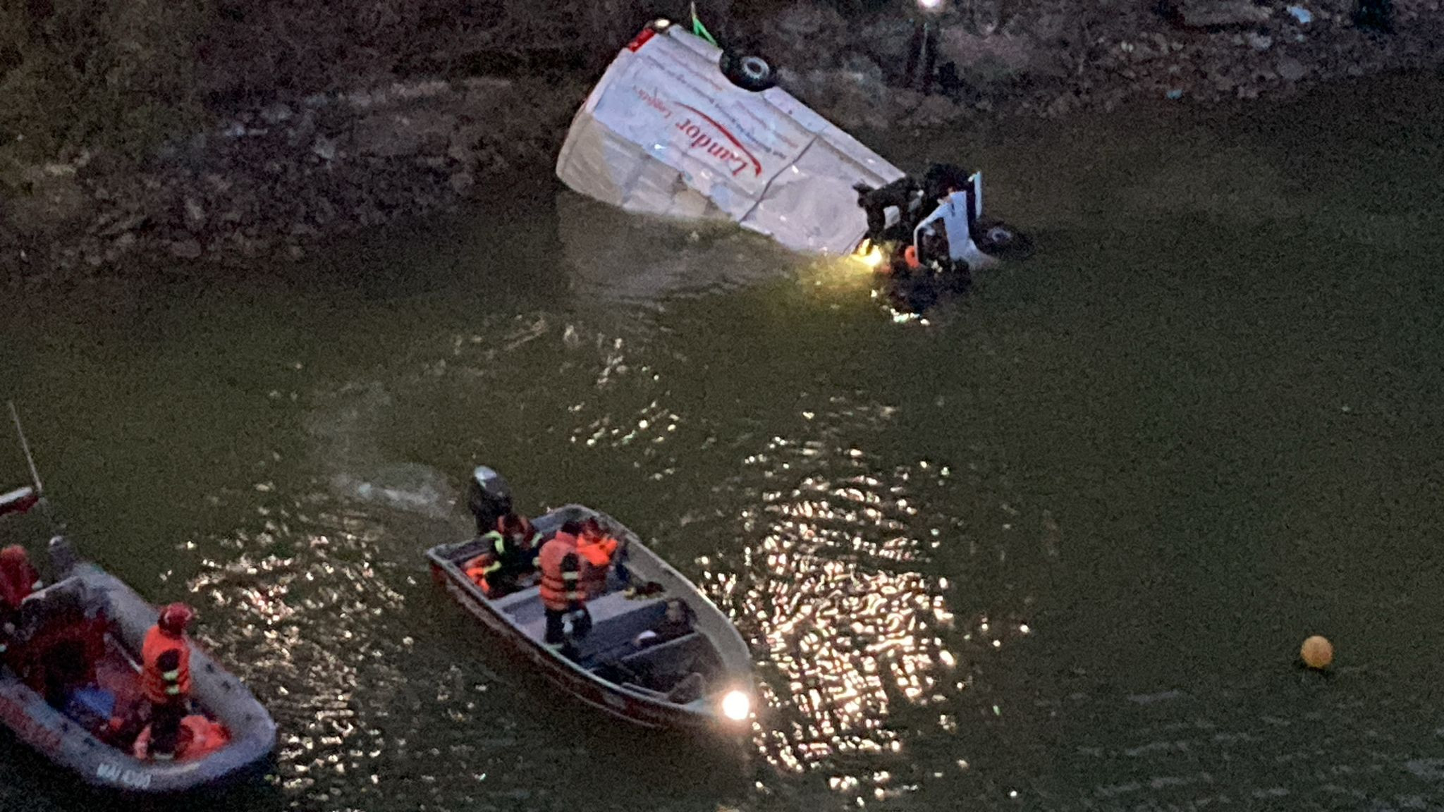 Microbuzul căzut în Dunăre a fost scos la suprafață și adus la mal. Cine este victima găsită în interior