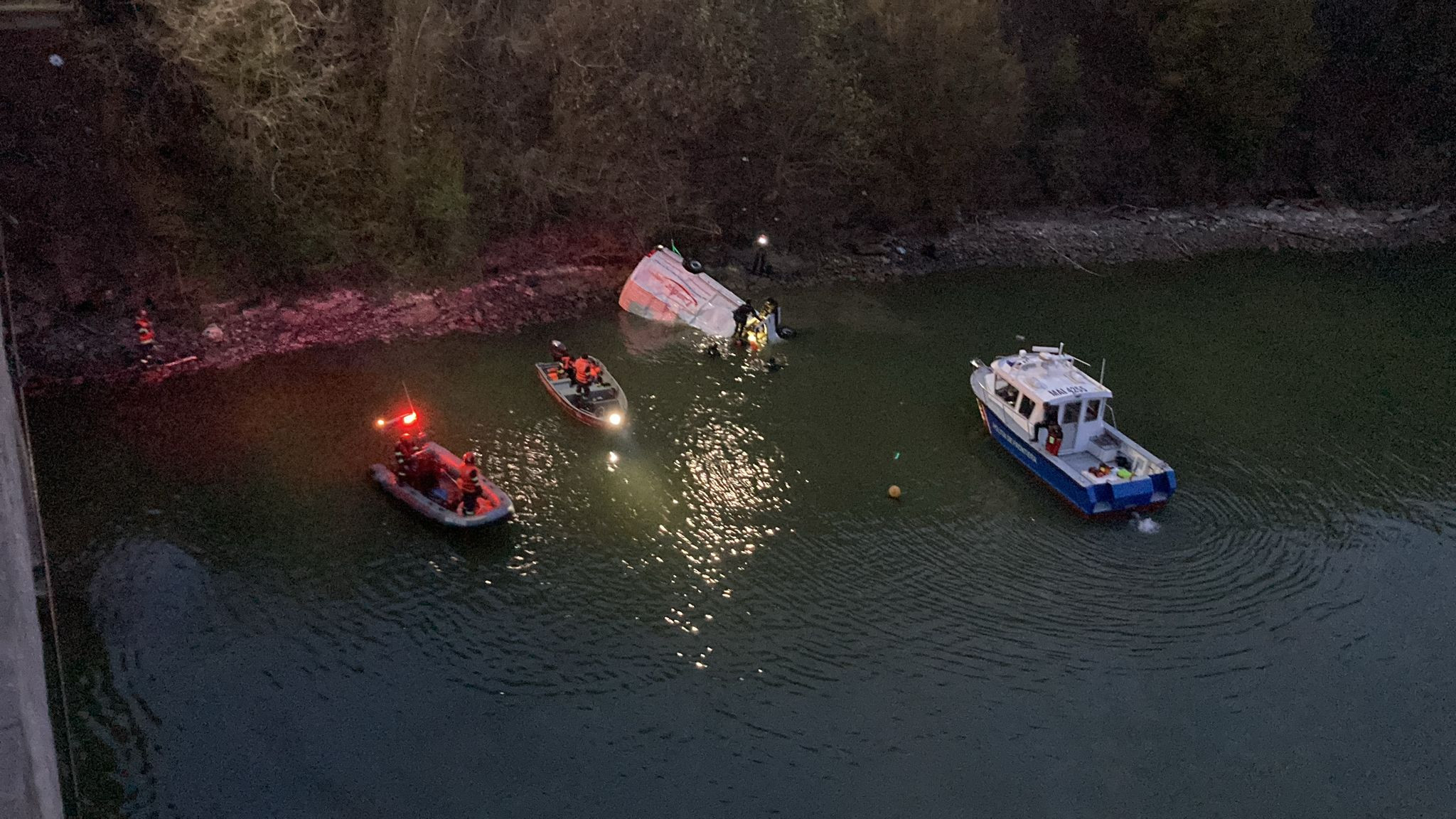 Ce s-a întâmplat după ce microbuzul căzut în Dunăre a fost scos la mal. Anunțul autorităților