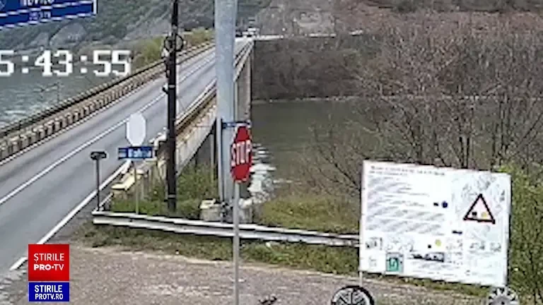 Momentul în care un microbuz a căzut în Dunăre, în Mehedinți. Accidentul, surprins de o cameră de supraveghere | VIDEO