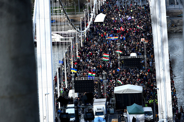 Protest în Ungaria după modificarea Constituției. Sute de persoane s-au adunat în fața Parlamentului. GALERIE FOTO