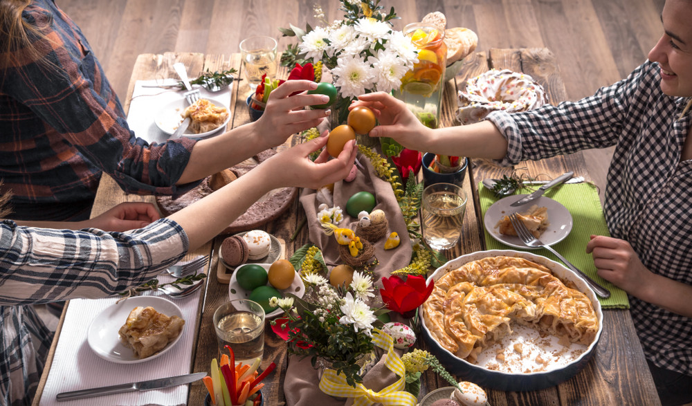 Cum combinăm corect alimentele la masa de Paște. Medic: Românul e obișnuit ca de sărbători să fie la ultra all-inclusive