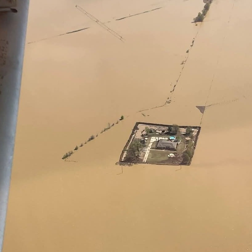 Modul uimitor prin care o familie și-a salvat casa de inundații catastrofale, în statul american Tennessee. VIDEO