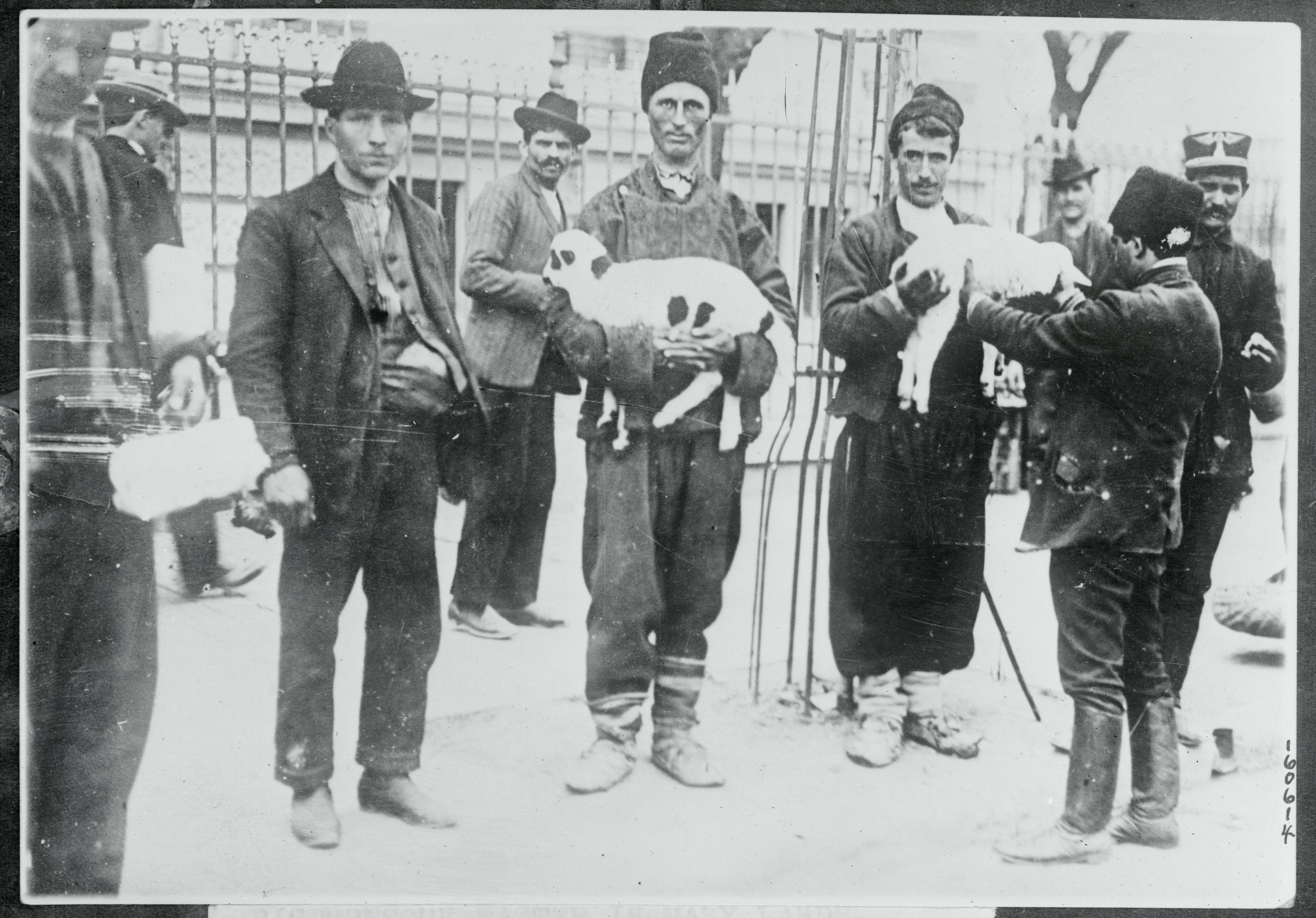 Cât costa masa de Paște a românilor de acum 100 de ani. Oamenii se plângeau și atunci că ”înainte era mai bine”