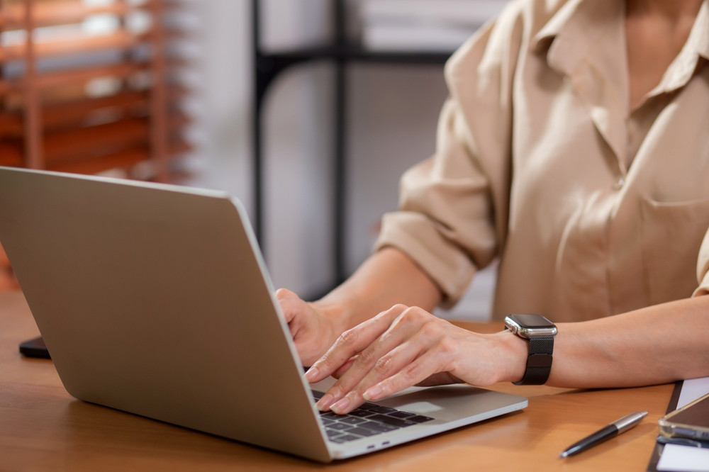 O femeie a fost concediată pentru că a plecat de la birou cu un minut mai devreme de șase ori într-o lună. Ce a urmat