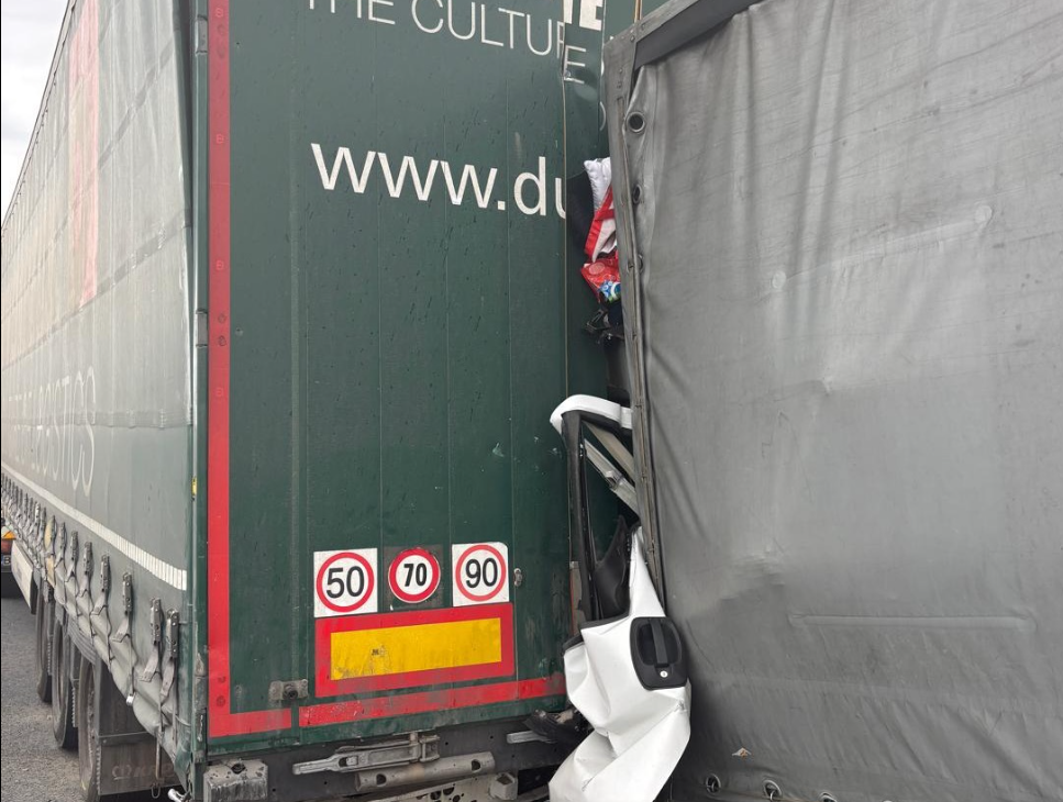 Accident grav pe A1. Șoferul unei autoutilitare a murit pe loc după impactul cu un TIR. A intervenit elicopterul SMURD