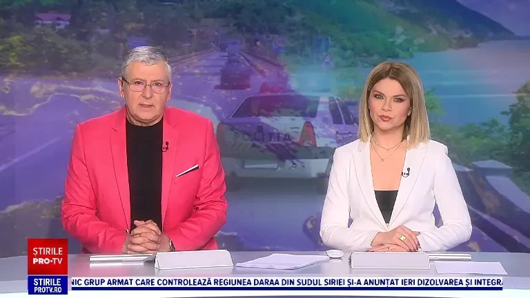 Momentul în care un microbuz a căzut în Dunăre, în Mehedinți. Accidentul, surprins de o cameră de supraveghere