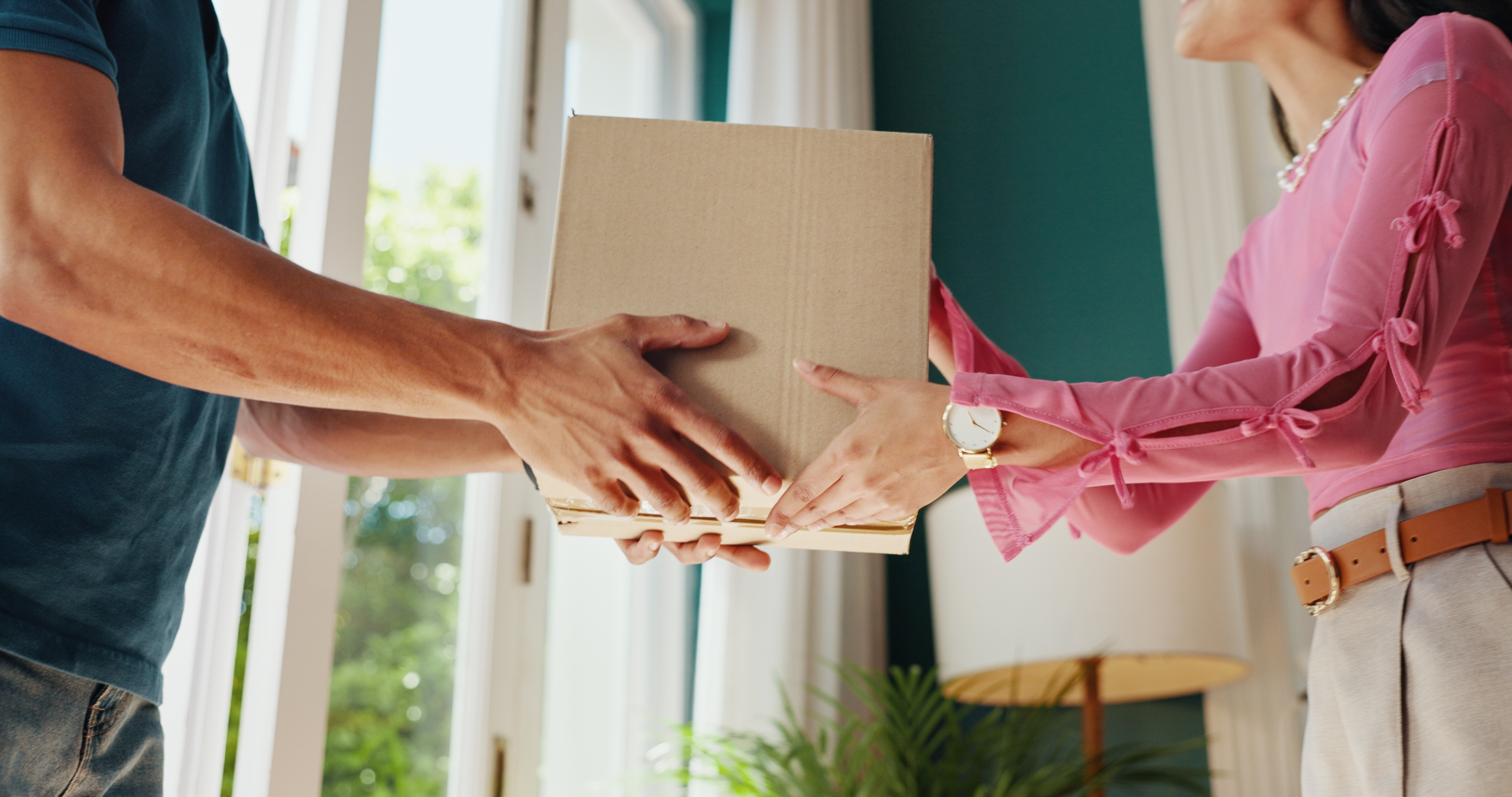 Coletele din afara UE cu valoare mai mică de 150 de euro vor fi taxate de la 1 ianuarie 2026 cu 25 lei. Cine achită taxa