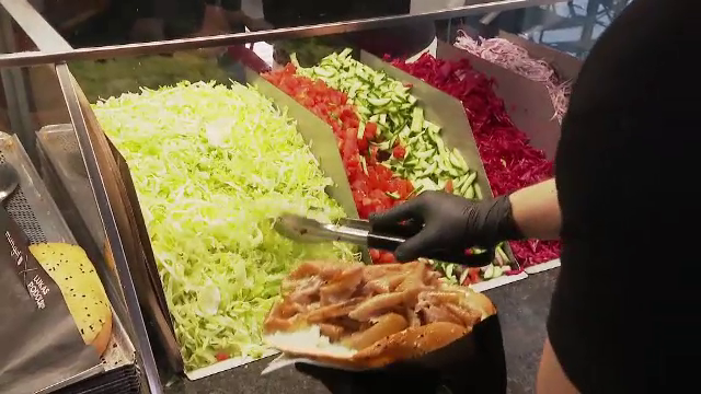 Cutremur aromat în Germania: Turcia cere interzicerea kebapului, devenit o veritabilă mâncare națională. Reacția nemților