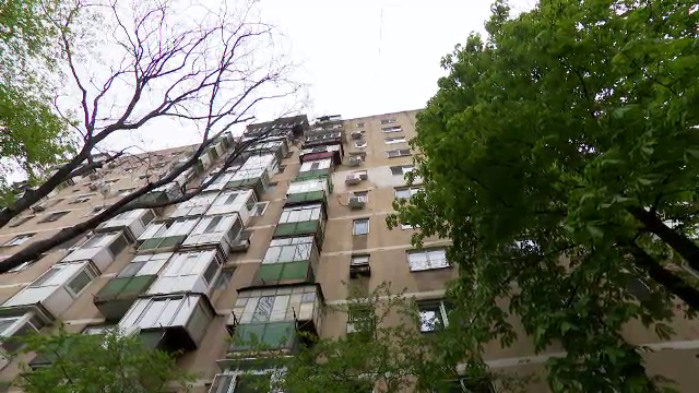 Părinții băiatului de 2 ani care a căzut de la etajul 7 făceau curățenie și ar fi lăsat geamul deschis. În ce stare este