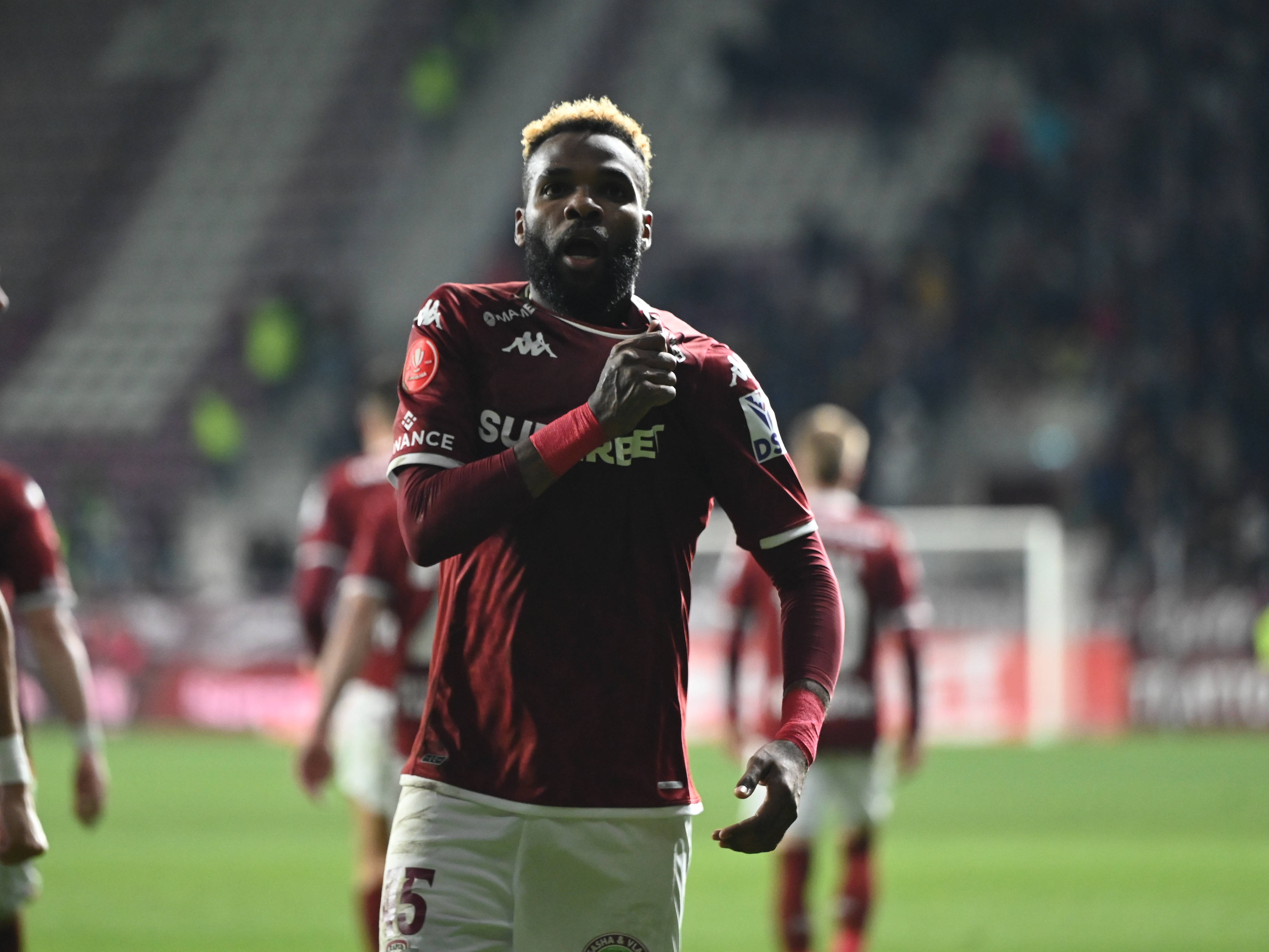 Aaron Boupendza, fost atacant la Rapid, a murit după ce a căzut de la etajul 11 al unui bloc din China