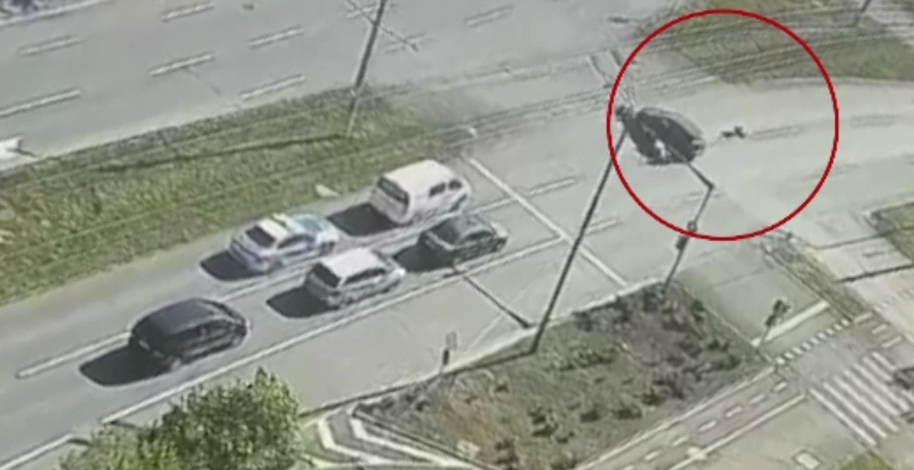 „Thriller” pe străzile din Arad. Urmărit de poliție, un motociclist fără permis a lovit în plin o maşină aflată în mers