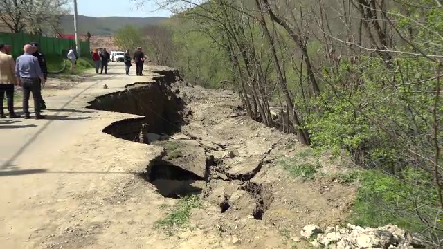 Peste 100 de români au rămas rupți de lume. Drumul din localitate s-a surpat. Apa a fost oprită în zonă