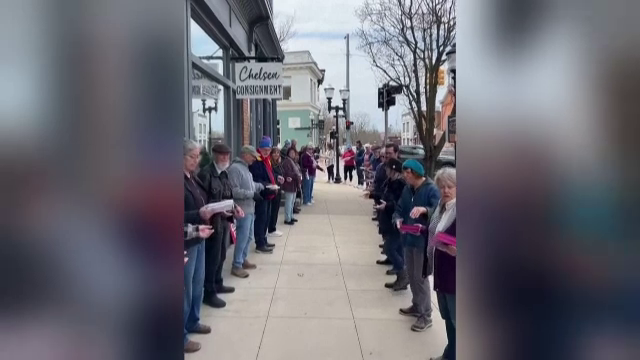 Mobilizare impresionantă într-un oraș din SUA. Peste 300 de oameni au format un lanț uman ca să mute peste 9.000 de cărți