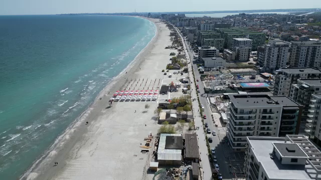 Confruntați cu lipsa turiștilor, hotelierii de pe litoral au început să taie din prețuri, deși suntem în vârf de sezon