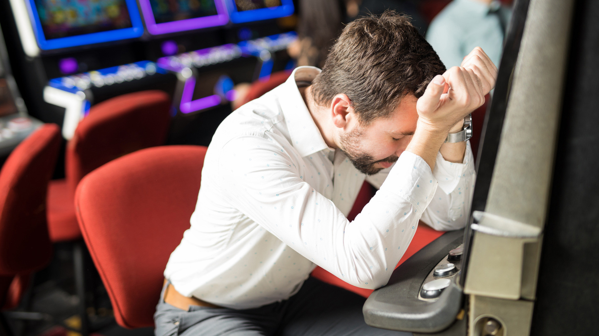 Un bărbat a pierdut 415.000 de euro la păcănele iar o instanță i-a obligat pe patroni să îl despăgubească. Ce a urmat