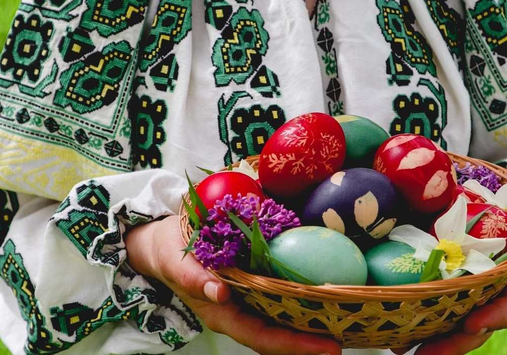 Cum se vopsesc tradițional ouăle de Paște. Secretele gospodinelor din satele Moldovei