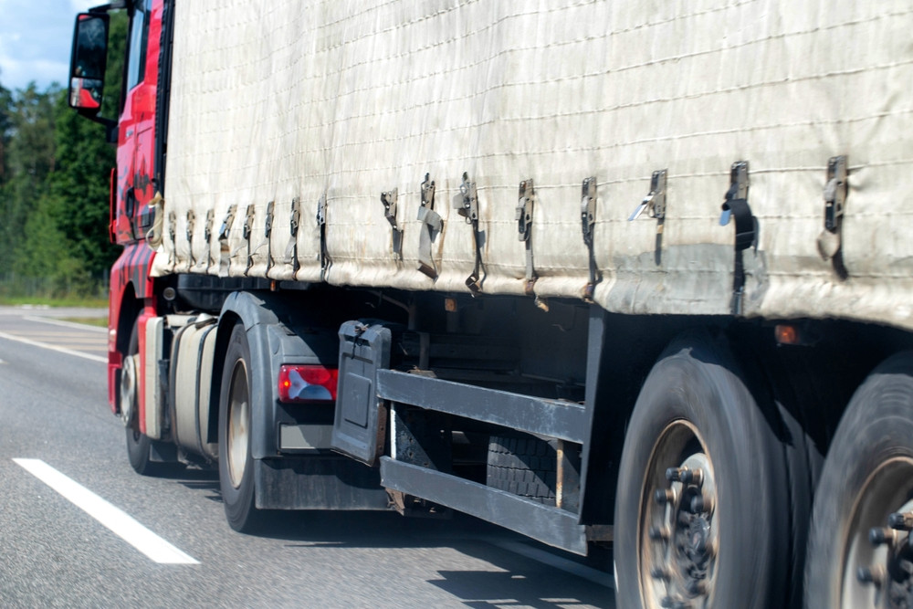 Un șofer de TIR a vândut toată marfa pe care o transporta cu 1.200 de euro, deși valora de aproape 100 ori mai mult