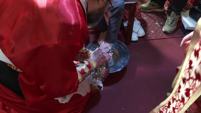 Reacția unui copil de 8 ani din Galați după ce un preot i-a spălat, şters şi sărutat picioarele, după Liturghie
