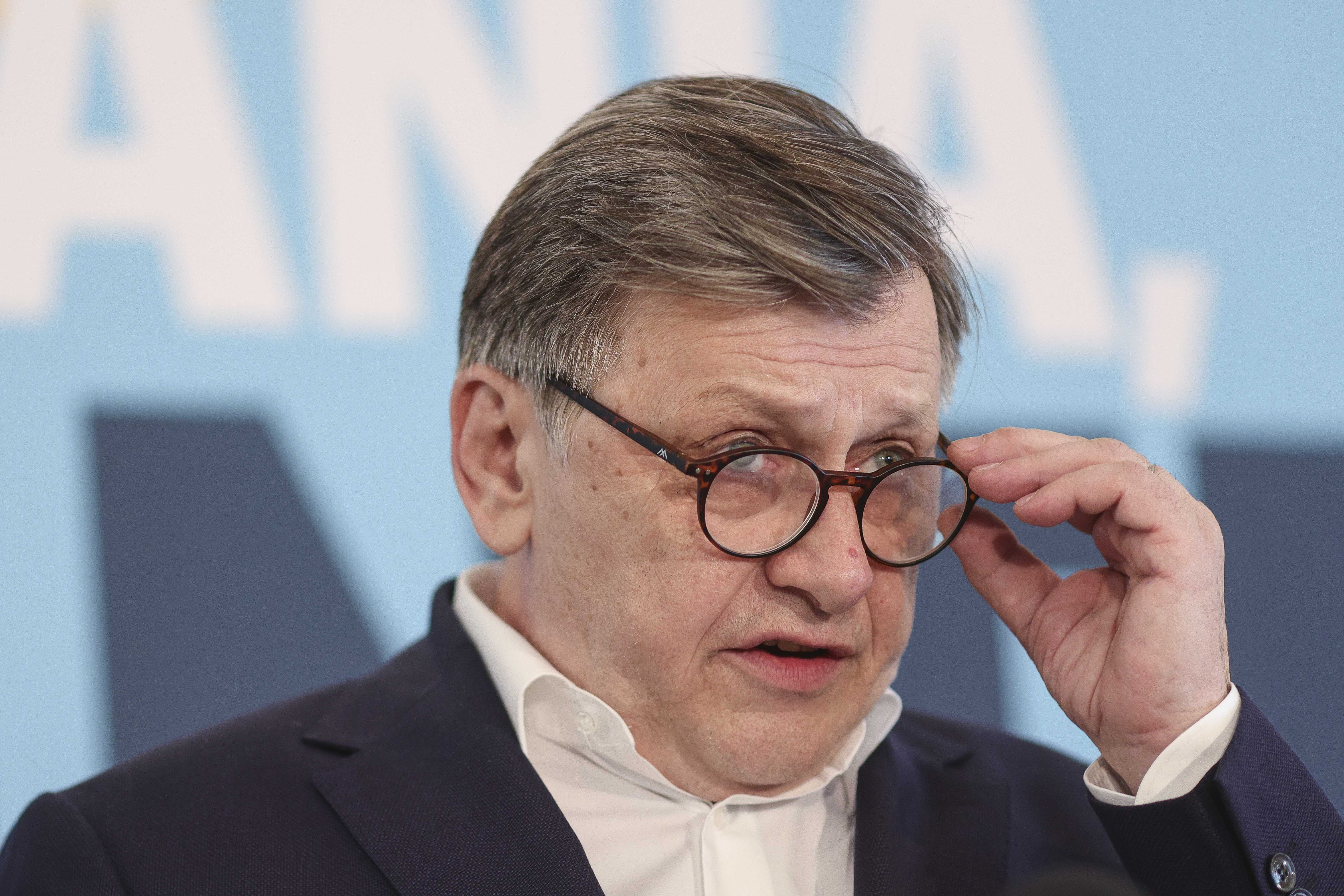 DOCUMENT. Crin Antonescu a prezentat declarația pe care a scris-o la Securitate în 1988 despre prietenul său profesor