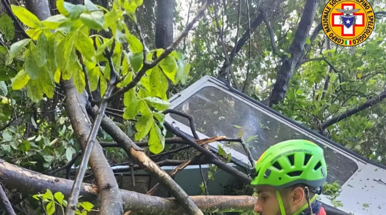 O telecabină plină cu oameni s-a prăbușit lângă Napoli. Sunt patru morți