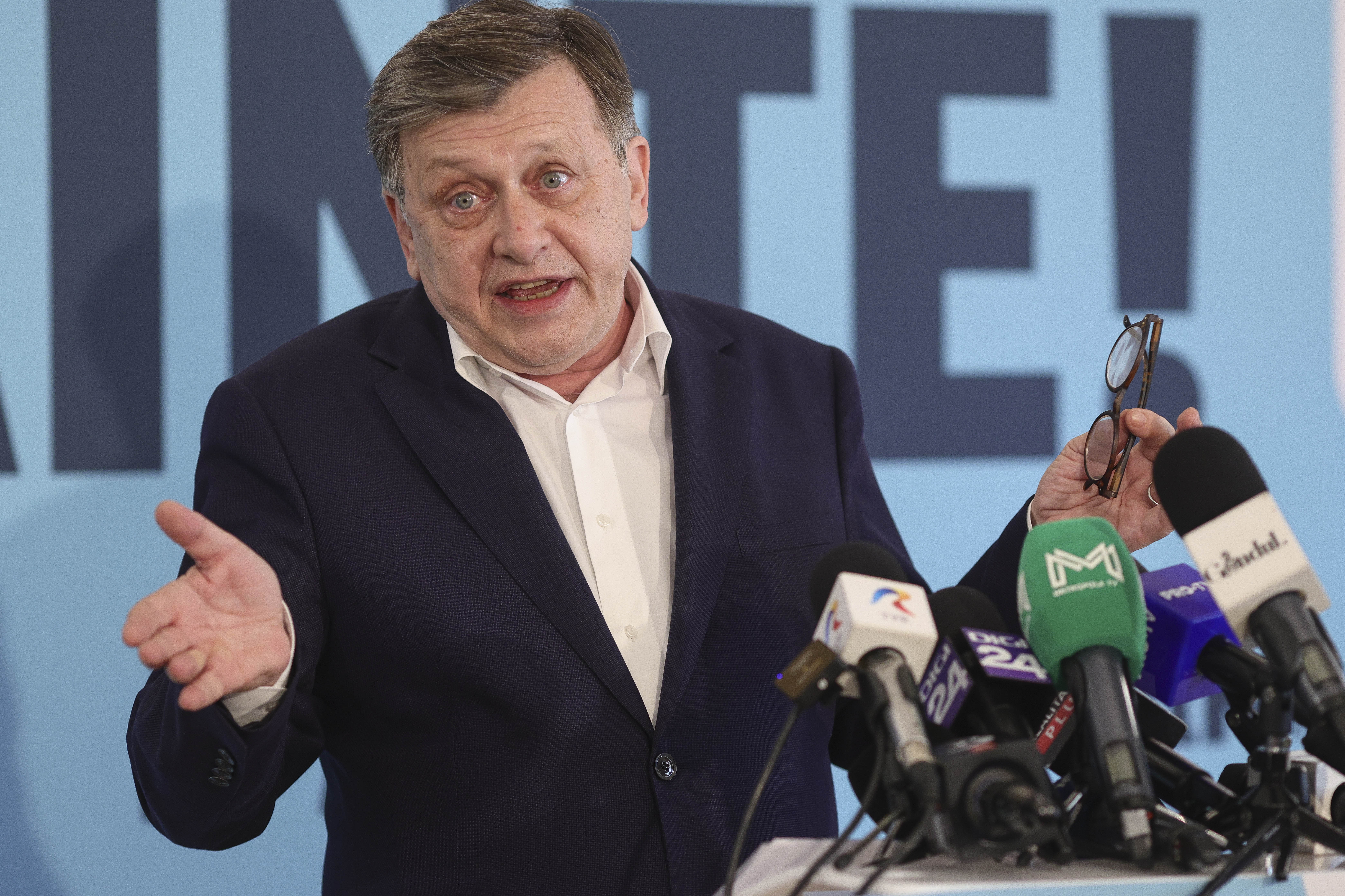 Crin Antonescu critică dur atitudinea „băsiștilor” la funeraliile lui Ion Iliescu. Ce i-a reproșat președintelui Nicușor Dan