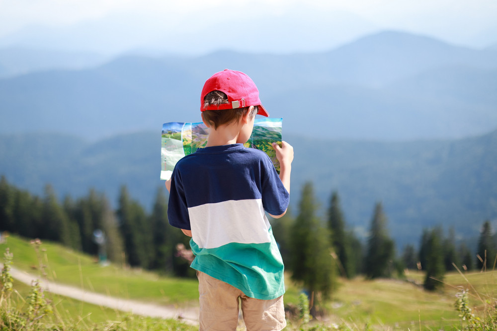 Un copil de 4 ani a fost uitat pe munte de mama lui, care și-a dat seama că l-a pierdut abia la finalul excursiei