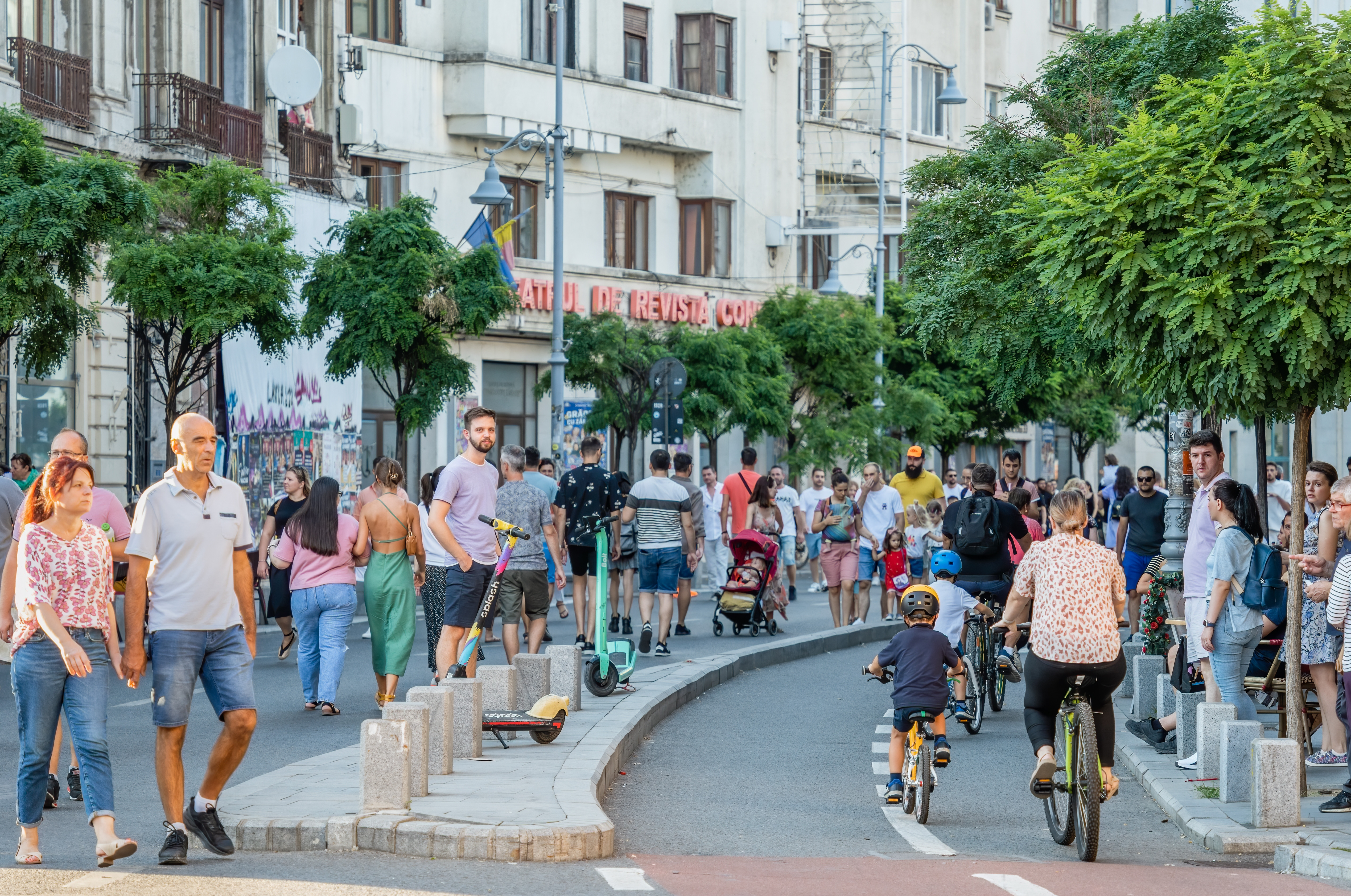 Criza îi face pe români să economisească mai mult și să cheltuie mai puțin. Sunt sacrificate plăcerile